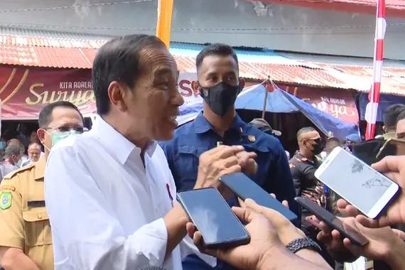 Presiden Jokowi dalam kunjungannya ke pasar Jailolo, Maluku Utara.