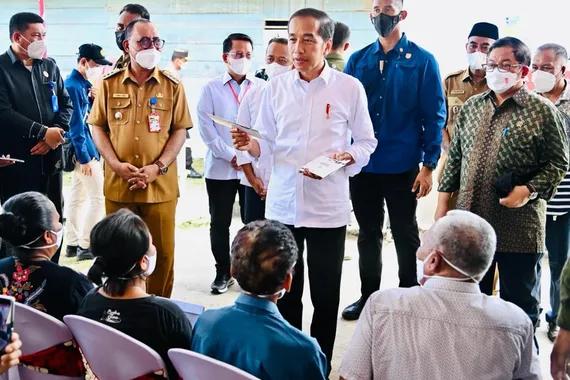 Presiden Jokowi menyerahkan sejumlah bantuan sosial bagi para penerima manfaat di Kantor Pos Jailolo, Kabupaten Halmahera Barat, Provinsi Maluku Utara, pada Rabu (28/9).