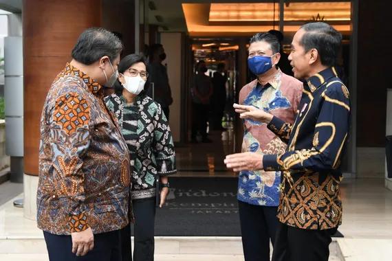 Presiden Jokowi menghadiri UOB Economic Outlook 2023 didampingi Menko Perekonomian Airlangga Hartarto, Menkeu Sri Mulyani, dan Presiden Direktur UOB Indonesia Hendra Gunawan