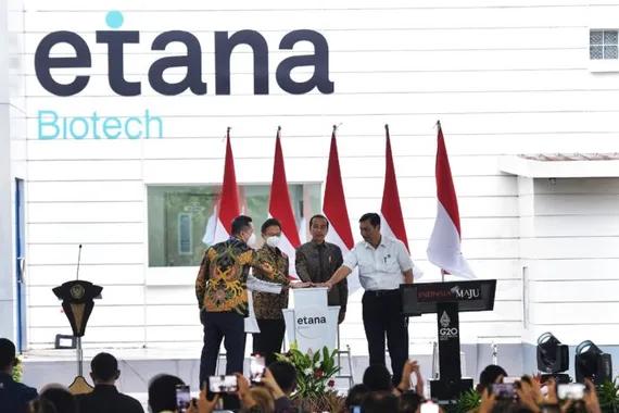 Presiden Jokowi meresmikan Pabrik PT Etana Biotechnologies Indonesia, di Kawasan Industri Pulogadung (JIEP), Jakarta, Jumat (7/10).
