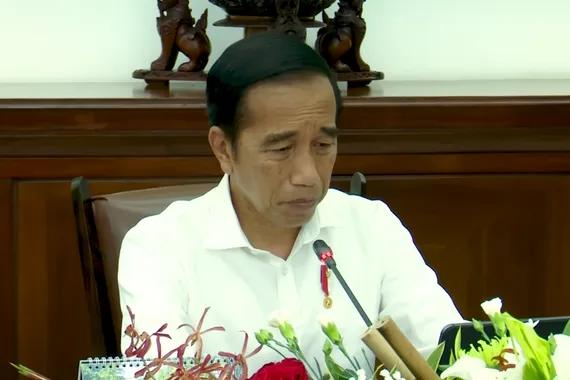 Presiden Jokowi dalam rapat tentang kasus gagal ginjal akut di Istana Bogor, (24/10).