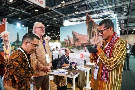 Menparekraf Sandiaga Uno kunjungi stand Indonesia di WTM London 2022.