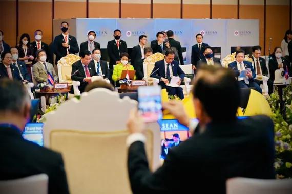 Presiden Jokowi didampingi Menlu Retno Marsudi mengikuti pertemuan pemimpin ASEAN dengan ASEAN-BAC.