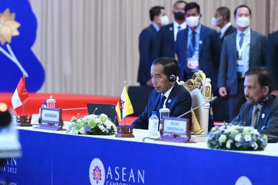 Presiden Jokowi saat mengikuti KTT Ke-19 ASEAN-India di Hotel Sokha, Phnom Penh, Sabtu (12/11).