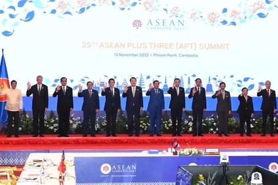 Presiden Jokowi beserta pemimpin ASEAN dan pemimpin RRT, Jepang, dan Republik Korea mengikuti KTT ke-25 APT di Hotel Sokha, Phnom Penh, Sabtu (12/11).