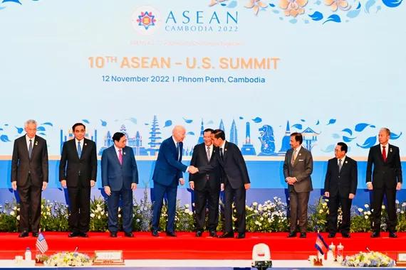 Presiden Jokowi mengikuti KTT ASEAN-AS yang dihadiri pemimpin ASEAN dan Presiden AS Joe Biden di Hotel Sokha, Phnom Penh, Sabtu (12/11).