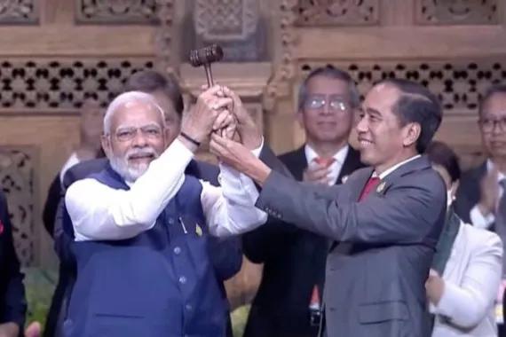 Presiden Jokowi menyerahkan simbol Presidensi G20 ke Perdana Menteri India, Narendra Modi.
