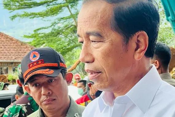 Presiden Jokowi mengunjungi lokasi gempa Cianjur.