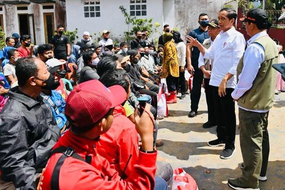 Jokowi meninjau lokasi gempa Cianjur dan kunjungi warga.