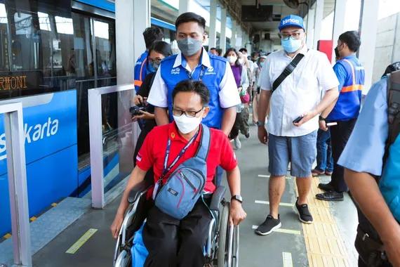 PLO Transjakarta melayani penyandang disabilitas.