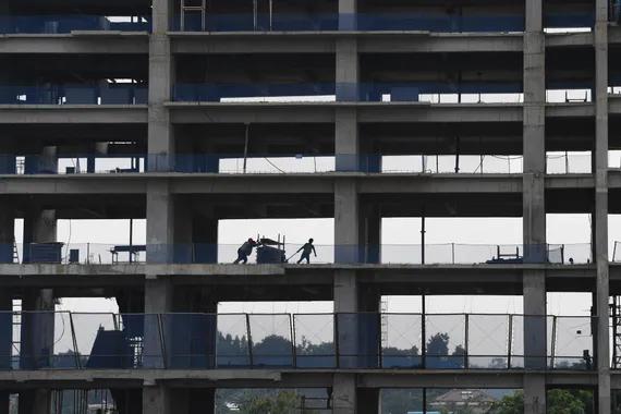 Sejumlah pekerja menyelesaikan pembangunan gedung bertingkat di Jakarta, Senin (28/11/2022). ANTARA FOTO/Akbar Nugroho Gumay/wsj.