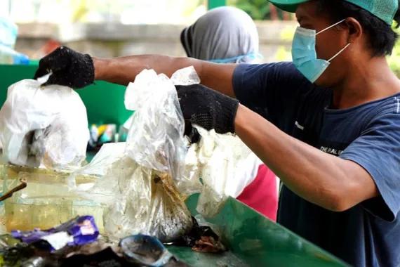Kegiatan pengelolaan sampah oleh Nestle Indonesia.