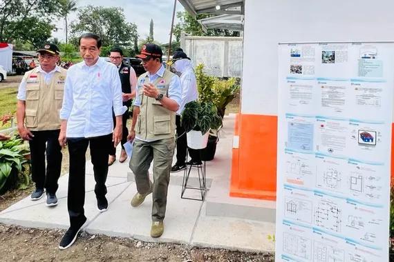 Presiden Jokowi saat meninjau rumah contoh tahan gempa di Yonif Raider 300, Kecamatan Karangtengah, Kabupaten Cianjur, Provinsi Jawa Barat, pada Kamis (8/12).