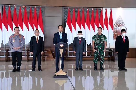Presiden Jokowi didampingi Wapres Ma’ruf Amin dan pejabat lainnya dalam keterangan pers di Bandara Soekarno Hatta, Selasa (13/12).