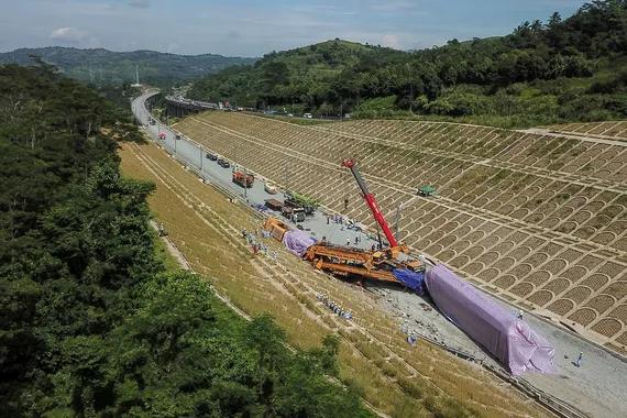 Proses evakuasi kecelakaan kereta teknis pembangunan jalur KCJB.