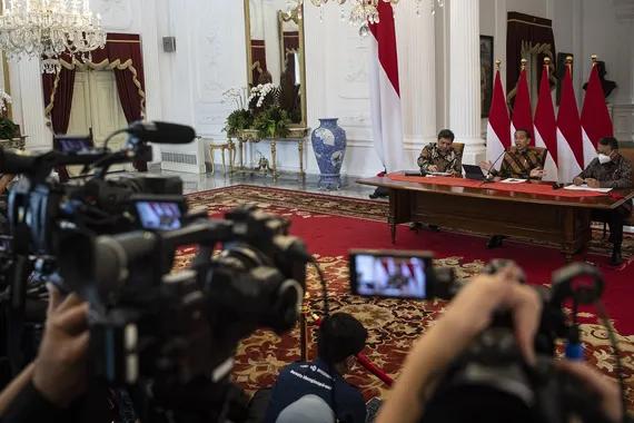 Presiden Jokowi bersama Menko Perekonomian dan Menteri ESDM, beri keterangan pers tentang pelarangan ekspor bauksit.