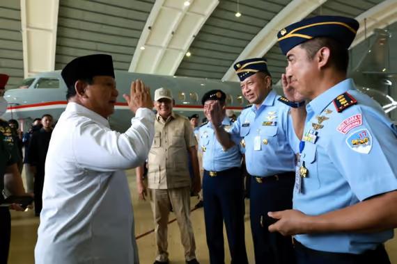 Menteri Pertahanan, Prabowo Subianto, saat meninjau pesawat interim Dassault 7X dan 8X Falcon.