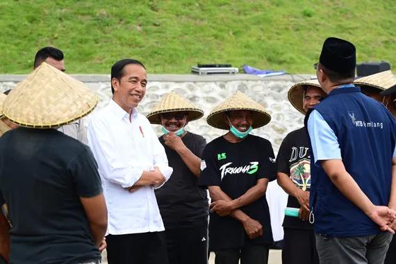 Presiden Jokowi berdialog dengan sejumlah petani  usai meresmikan Bendungan Beringin Sila di Kabupaten Sumbawa, Provinsi NTB.