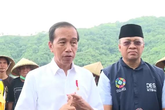 Presiden Jokowi usai meresmikan meresmikan Bendungan Beringin Sila, di Kabupaten Sumbawa, NTB, Kamis (29/12).