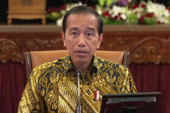 Jokowi saat menyampaikan keputusan pencabutan PPKM, Jumat (30/12).