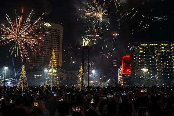 Pesta kembang api di Bundaran HI, Jakarta (1/1).