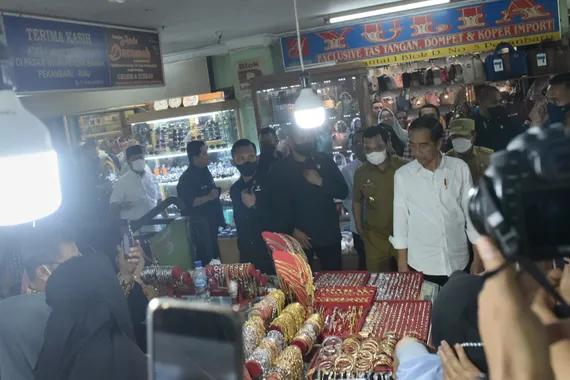 Kunjungan Jokowi ke Pasar Bawah, Pekanbaru, Riau. Rabu (4/1).
