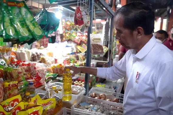 Presiden Jokowi mengunjungi Pasar Sentul, Yogyakarta, Minggu (8/1).