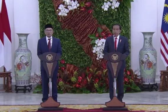 Presiden Jokowi dan PM Anwar Ibrahim, dalam konferensi pers bersama, Senin (9/1).