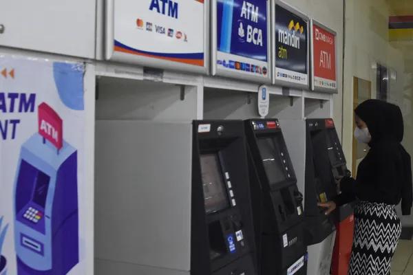 Transaksi Kartu ATM Turun 3,80%, Digital Banking Makin Diminati