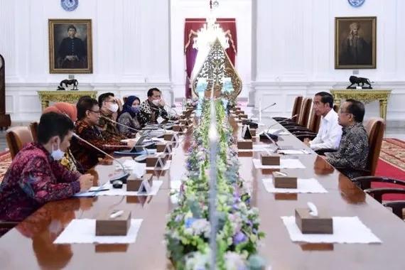 Presiden Jokowi bertemu dengan Menteri Investasi/Kepala Badan Koordinasi Penanaman Modal Bahlil Lahadalia beserta jajarannya, di Istana Merdeka, Senin (30/1).