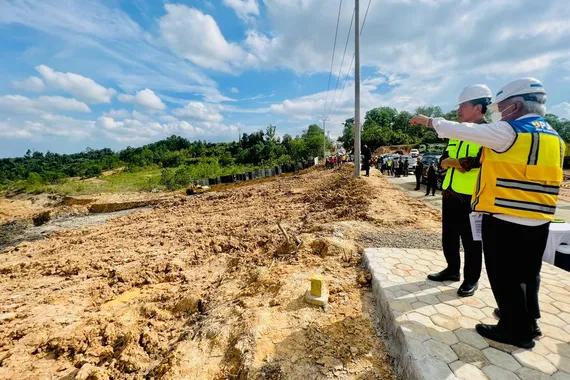 Presiden Jokowi meninjau proyek pembangunan Jalan Tol IKN Nusantara.