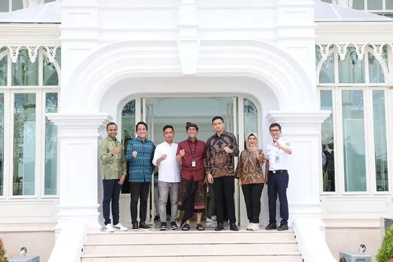Para pemangku kepentingan kerja sama GoTransit foto bersama di Taman Pracima Tuin Mangkunegaran, Surakarta.