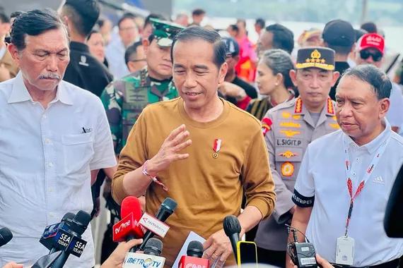 Jokowi memberi keterangan pers usai menyaksikan F1H2O Danau Toba, Minggu (26/2).