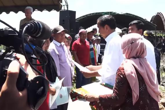 Presiden Jokowi menyerahkan SK Perhutanan Sosial dan SK Tanah Objek Reforma Agraria (TORA) kepada masyarakat di Blora, Jawa Tengah, Jumat (10/3).