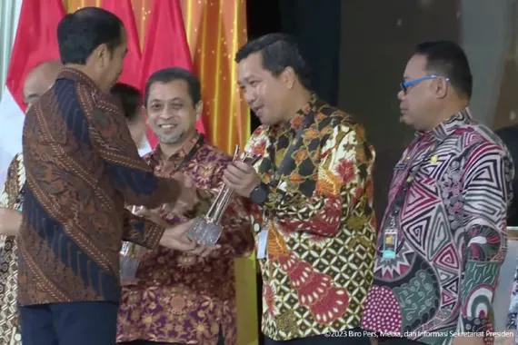 Jokowi serahkan penghargaan penanganan Covid-19 kepada Pemerintah Daerah dan Lembaga, Senin (20/3).