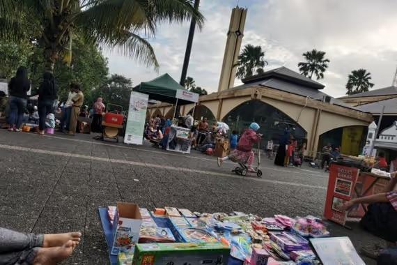 Jajaran para pedagang Pasar Ramadan di sekitar Masjid Pusdai Bandung.