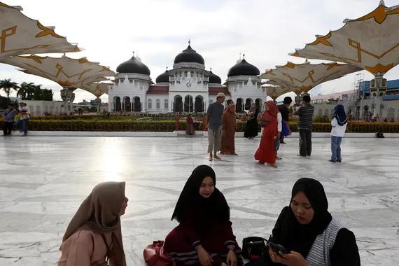 Ngabuburit di Masjid Raya Baiturrahman, Aceh.