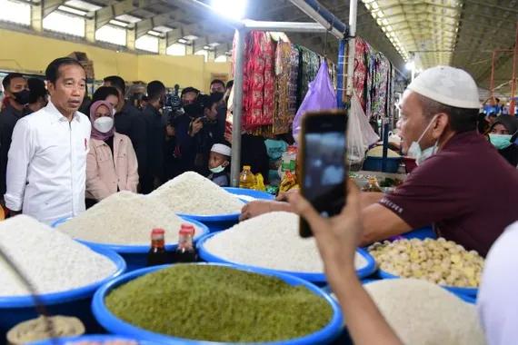 Presiden Jokowi mengunjungi Pasar Tramo di Maros, Sulawesi Selatan, Rabu (29/3).