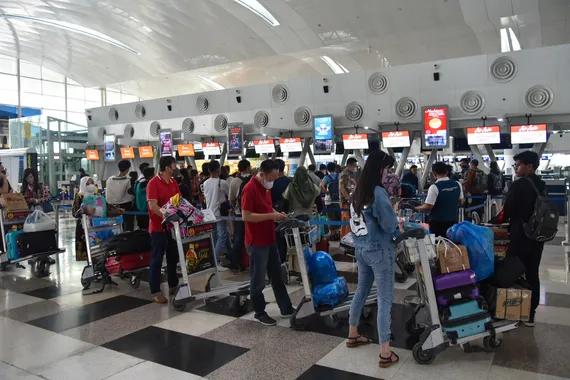 Pergerakan penumpang pesawat di Bandara Kualanamu, Sumatra Utara, menjelang Lebaran 2023.