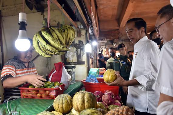 Presiden Jokowi didampingi Mendag Zulkifli Hasan meninjau harga pangan di Pasar Rawamangun, Jakarta, Rabu (5/4).