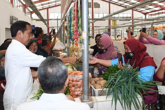 Jokowi meninjau harga pangan di Pasar Cepogo, Boyolali, Jateng, Senin (10/4).