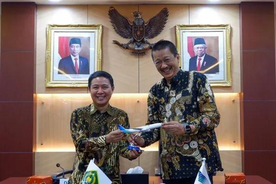 Direktur Utama Garuda Indonesia Irfan Setiaputra dan Direktur Jenderal Penyelenggaraan Haji & Umrah Kementerian Agama RI, Hilman Latief.