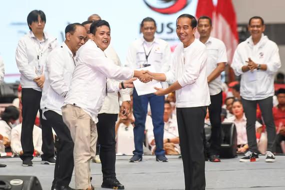 Presiden Jokowi menerima hasil Musyawarah Rakyat (Musra) dari Ketua Panitia Musra Panel Barus, Minggu (14/5).