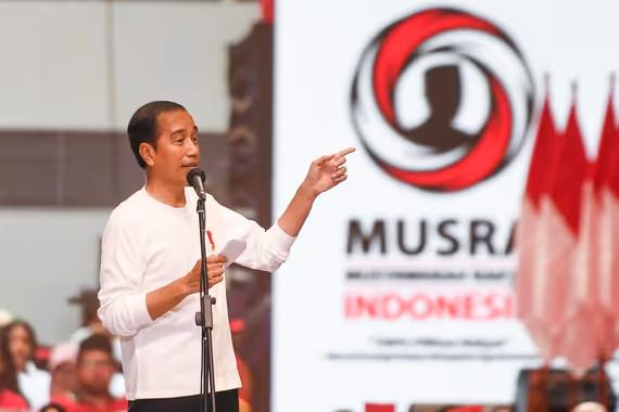 Presiden Jokowi saat memberikan pidato dalam puncak acara Musra, di Istora Senayan, Minggu (14/5).