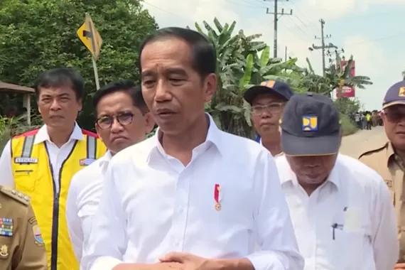 Jokowi saat meninjau jalan rusak di Jambi.