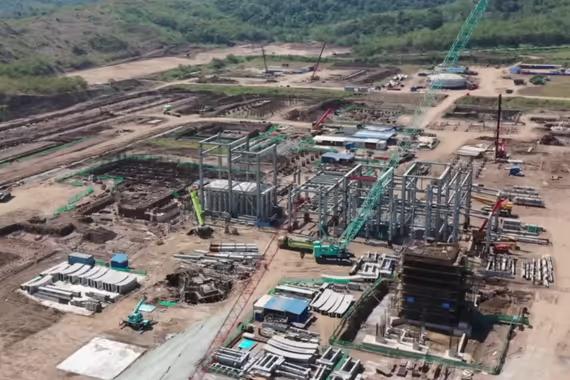 Proses pembangunan smelter tembaga PT Amman Mineral Nusa Tenggara.