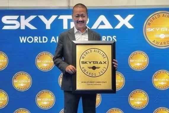 Dirut Garuda Indonesia, Irfan Setiaputra, saat menerima penghargaan \'World\'s Best Cabin Crew\' dari Skytrax.