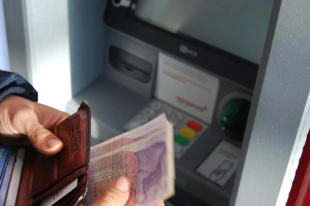 Cek Biaya Transaksi ATM di Destinasi Liburan Luar Negeri