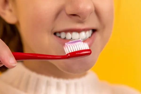 Hindari Menyikat Gigi Langsung Setelah Makan, Lebih Baik Lakukan Ini
