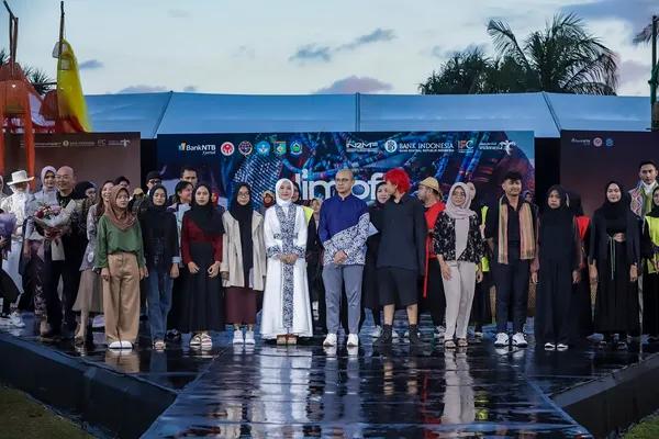 Ragam Gaya Busana Muslim dengan Wastra Indonesia